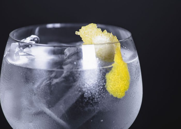 Il gin: storia e caratteristiche del distillato più amato del momento