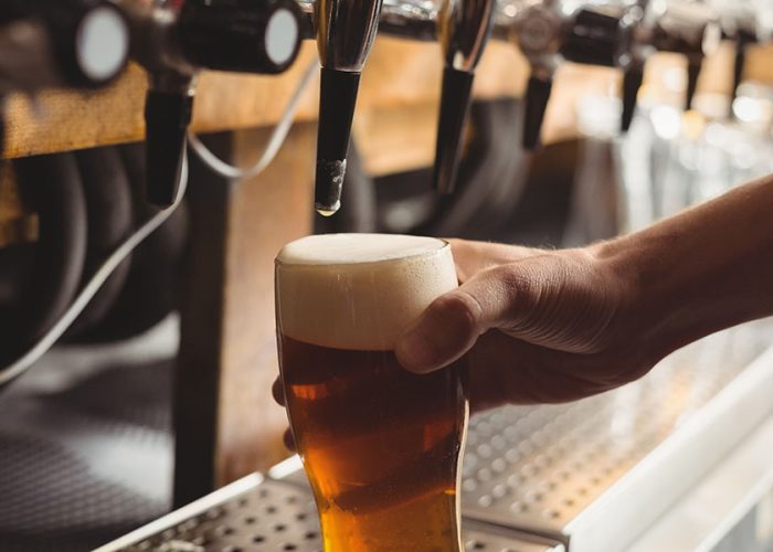 La tecnica per spillare una birra nel migliore dei modi