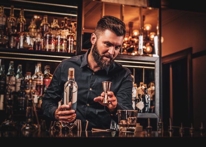 Immagine di un bartender che sta usando il jigger